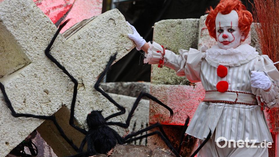 Ein Junge im Kostüm eines Clowns mit dem Namen Pennywise steht im Kurpark Thale. Hier wird an vier Tagen das Hexoween Fest veranstaltet. Die dämonische Clown-Figur taucht in dem Horrorfilm «Es» von Andy Muschietti (2017) auf und gehört zu den Pflichtfilmen an Halloween. (zu dpa: «Nervenkitzel gefällig? Filme, die nicht schlafen lassen») Bild: Matthias Bein