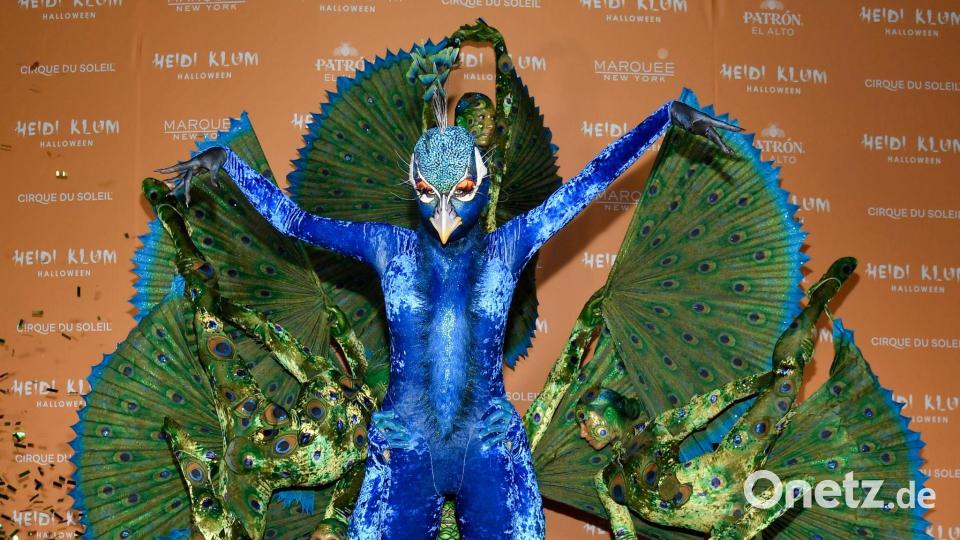 Heidi Klum ist in ihrem Halloween-Kostüm oft nicht zu erkennen - 2023 war sie ein Pfau. (Archivbild) Bild: Evan Agostini/Invision/AP/dpa