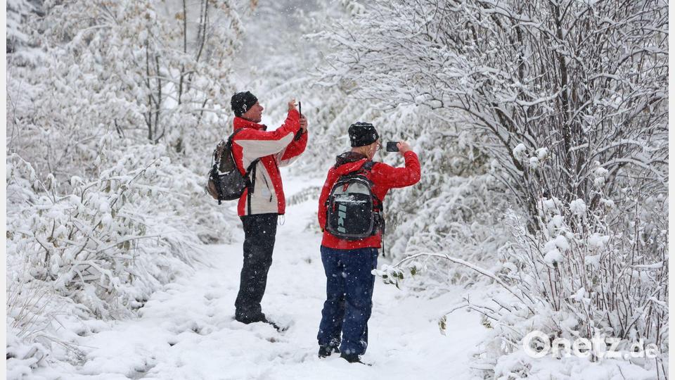 Der Winter kommt: Wanderer sind auf dem verschneiten Brocken unterwegs und genießen die Winterlandschaft. Bild: Matthias Bein/dpa