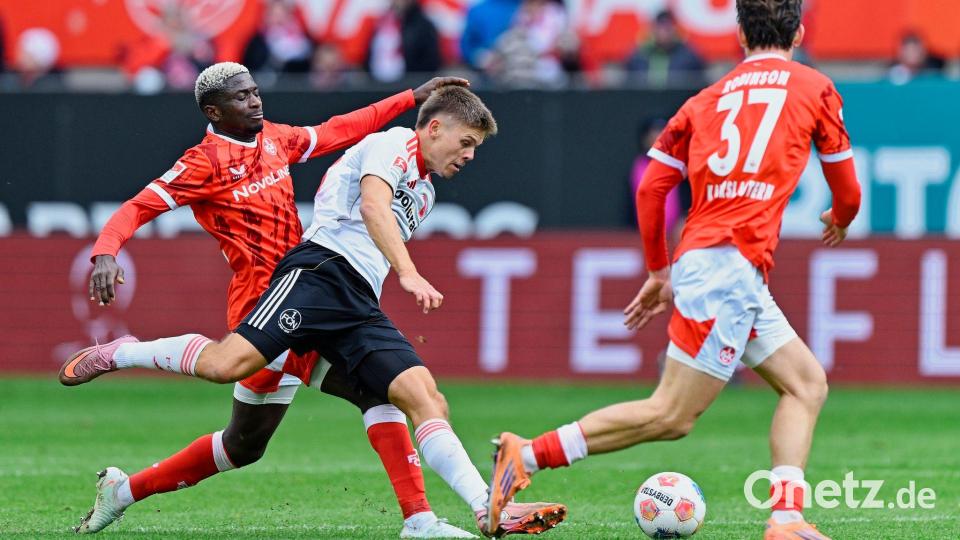 Nürnbergs Finn Becker (weißes Trikot) gegen Lauterer Abwehrbollwerk Bild: Uwe Anspach/dpa