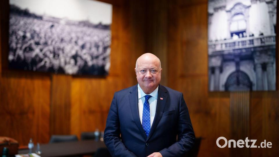 Für Kanzler Christian Stocker sind AfD und FPÖ nur bedingt vergleichbar. Bild: Eva Manhart/dpa