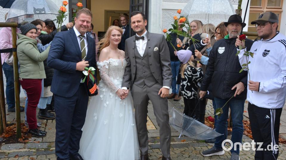 Für die VG Mitterteich gratulierte Bürgermeister Stefan Grillmeier (links) dem Brautpaar Lea Schatzberger und Marco Zeitler, eingerahmt von einem großen Ehrenspalier, die trotz Nieselregens dem Brautpaar einen unvergesslichen Empfang bereiteten. Bild: jr
