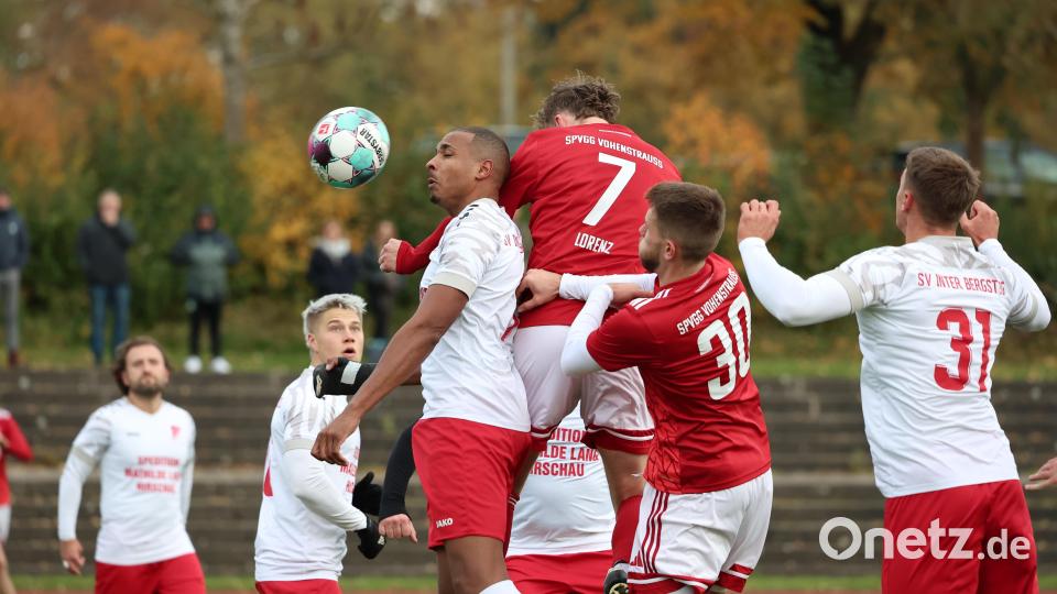 Julian Ceesay (Dritter von links) und Helmut Jurek (links) sind nicht mehr Spielertrainer des SV Inter Bergsteig Amberg. Bild: Dieter Jäschke