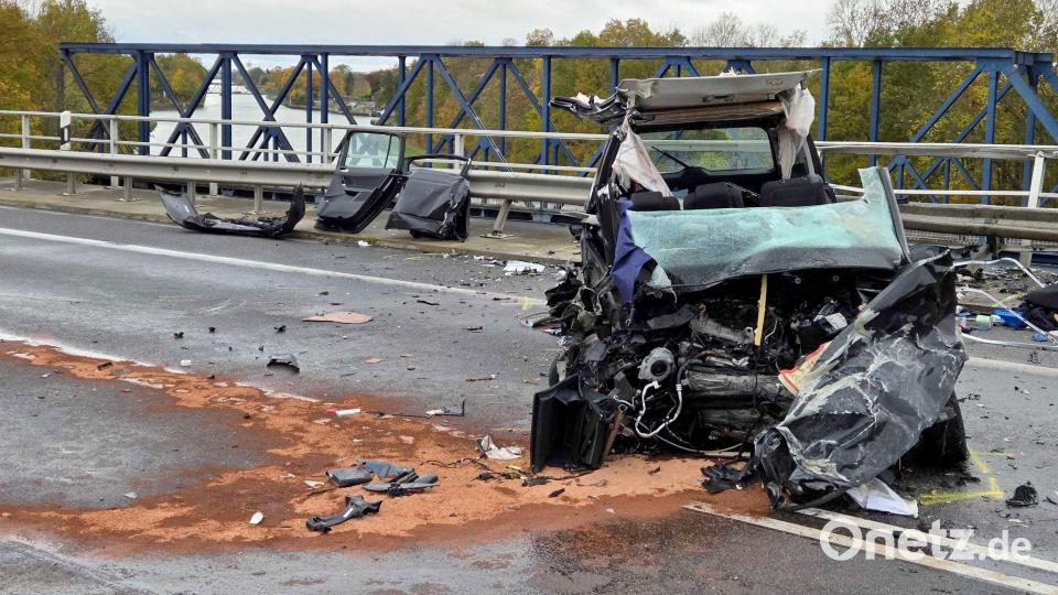 Ein Mann schwebt nach dem Unfall weiter in Lebensgefahr, eine Frau ist schwer verletzt. Bild: Christian Brahmann/dpa