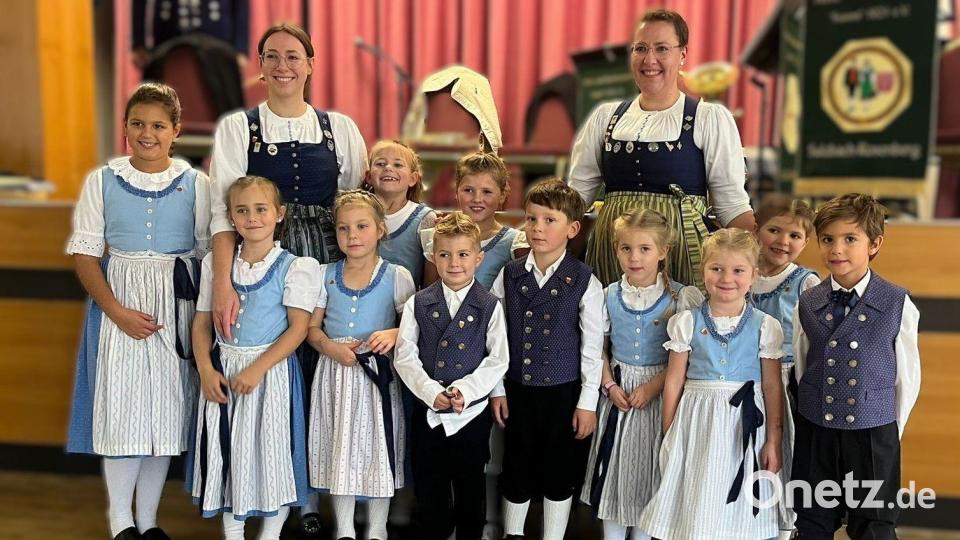 Die neue Kindertanzgruppe unter der Leitung von Daniela Högner (rechts) und Unterstützung durch Steffi Högner (links). Bild: Wilhelm Ertel
