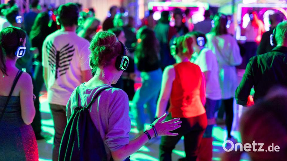 Tanzvergnügen ganz ohne Lärm: Bei der Silent Party im niedersächsischen Landtag feiern die Gäste mit Kopfhörern. Bild: Michael Matthey/dpa