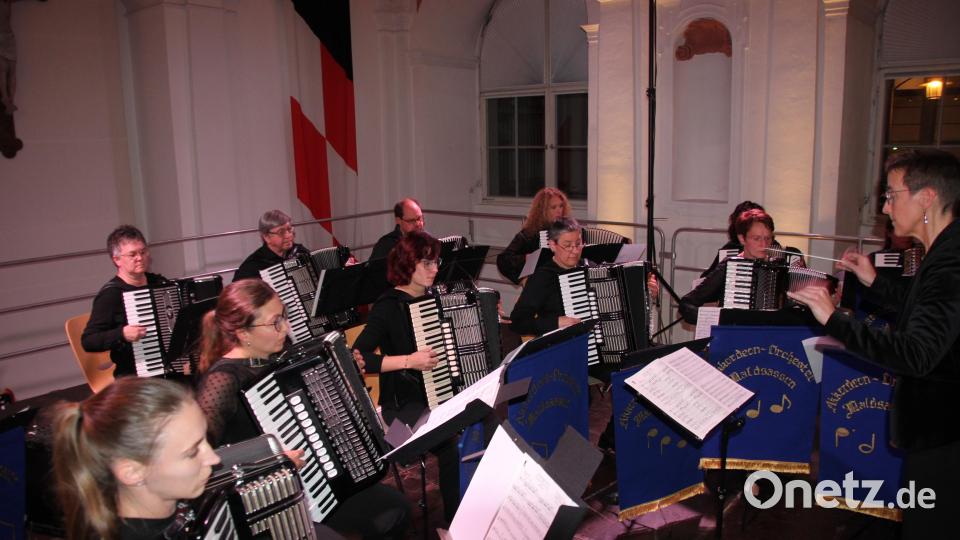Der vierzehnköpfige Klangkörper des 1. Akkordeonorchesters Waldsassen bot wieder ein kurzweiliges Konzert voller Höhepunkte. Bild: kro