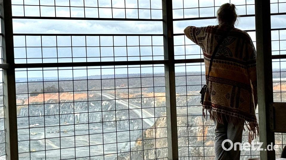 Besucher können die gewaltige Mine von einem Aussichtspunkt aus bestaunen - und sie soll bald noch größer werden. Bild: Carola Frentzen/dpa
