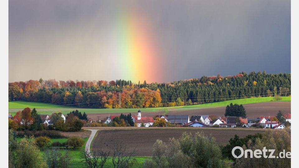 Hinter dem Dorf Dietelhofen hat sich am Morgen ein Regenbogen gebildet. Bild: Thomas Warnack/dpa