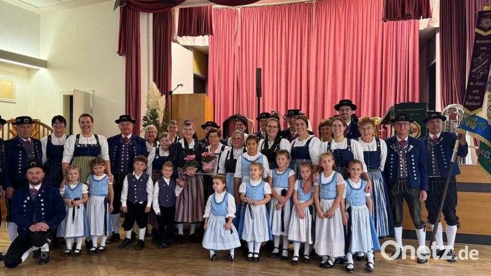 Die aktiven Mitglieder des Trachtenvereins mit den beiden neuen Ehrenmitgliedern Helga Starek und Anneliese Übler (Mitte). Bild: Wilhelm Ertel