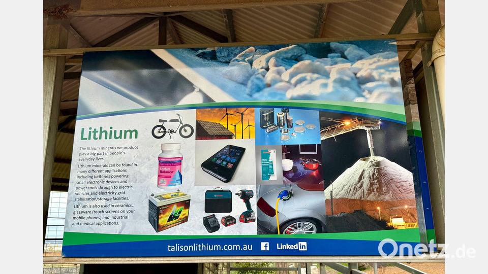Erklärtafeln am Aussichtspunkt erläutern die Verwendung von Lithium. Bild: Carola Frentzen/dpa