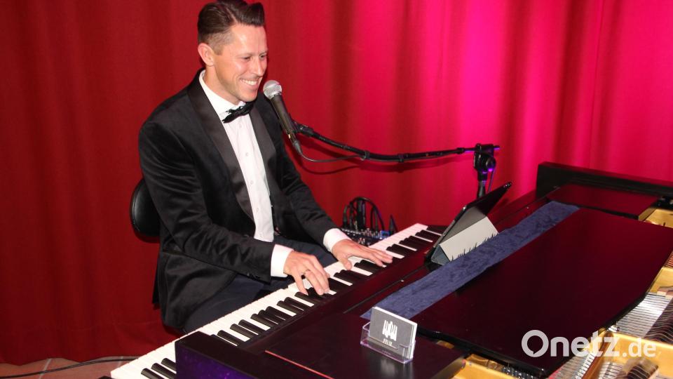 Am Klavier sorgte Felix Staufer mit toller Musik für Unterhaltung. Bild: kro
