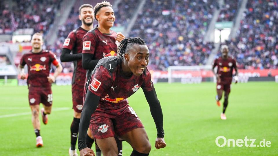 Glückliche Leipziger, vorne 1:0-Schütze Yan Diomande, jubeln in Augsburg. Bild: Harry Langer/dpa