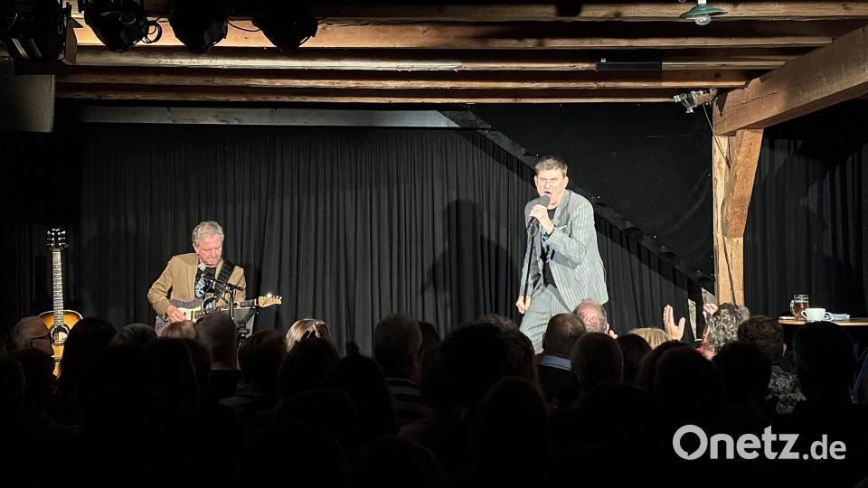 Begleitet wurde Michael Altinger bei seinem Auftritt im Schafferhof von Gitarrist Andreas Rother. Bild: stg