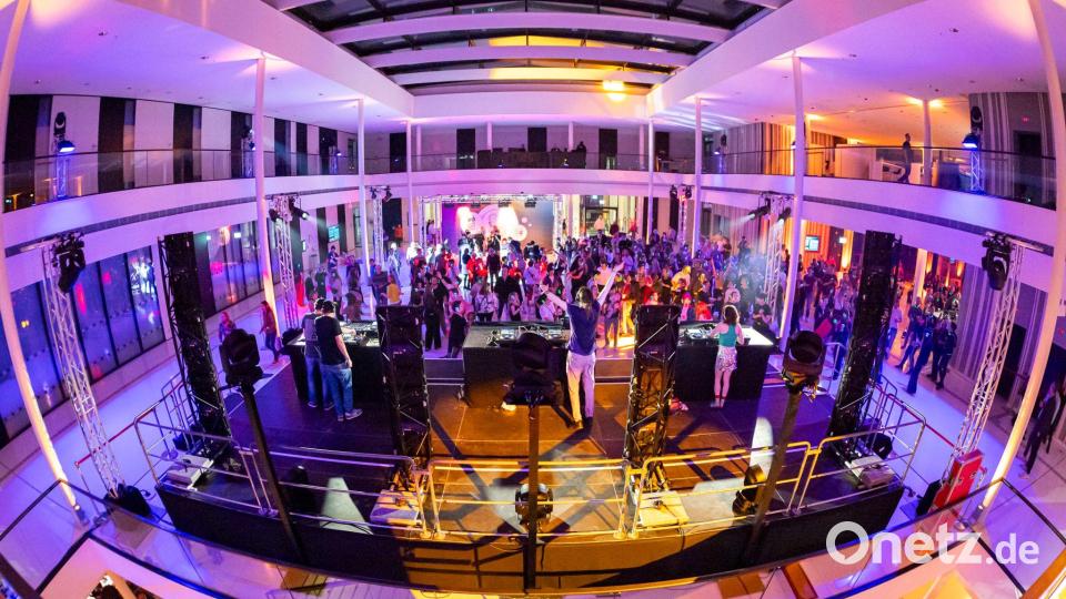 Hunderte Partygäste haben in Niedersachsens Landtag gefeiert. Bild: Michael Matthey/dpa