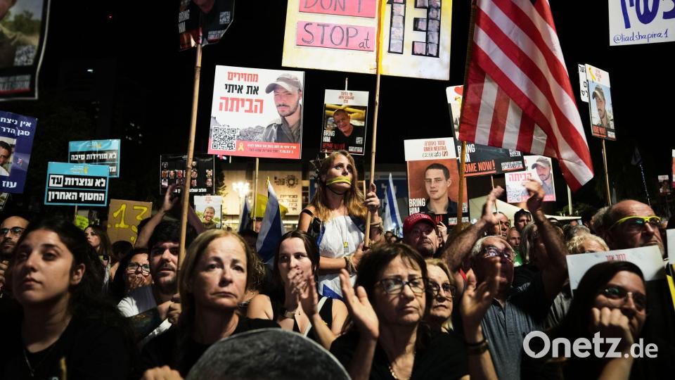 In Israel fordern Zehntausende Menschen die Rückgabe der restlichen toten Geiseln der Hamas. Bild: Mahmoud Illean/AP/dpa