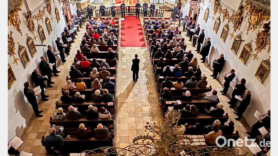 Zu dem Lied "Evening Rise" und zum gemeinsamen Lied "Möge die Straße" sorgte der "Surround-Sound" der Chöre für ein besonderes Hörerlebnis in der gut gefüllten Schulkirche: Der Evangelische Singkreis Bad Abbach und der Kirchenchor Wutschdorf stellten sich um die Kirchenbänke herum auf, so dass aus allen Richtungen die Chorstimmen zu hören waren. Bild: Peter Ringeisen