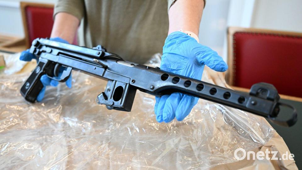 Die Polizei präsentierte sichergestellte Waffen. Bild: Federico Gambarini/dpa