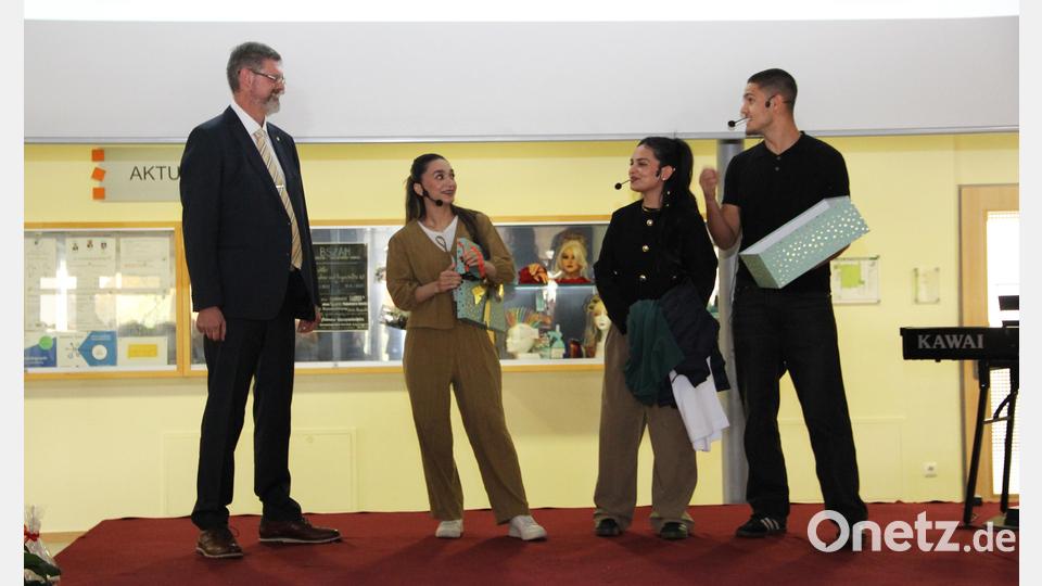 Mit einer unterhaltsamen Moderation führten die Schülerinnen und Schüler des Beruflichen Schulzentrums Amberg durch das Programm der Veranstaltung. Bild: Claudia Wittmann