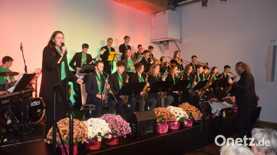Sängerin Alisa und 23 junge Musikerinnen und Musiker boten als King-Size-Juniors unter der Leitung von Markus König einen begeisternden Big-Band-Sound. Bild: fz