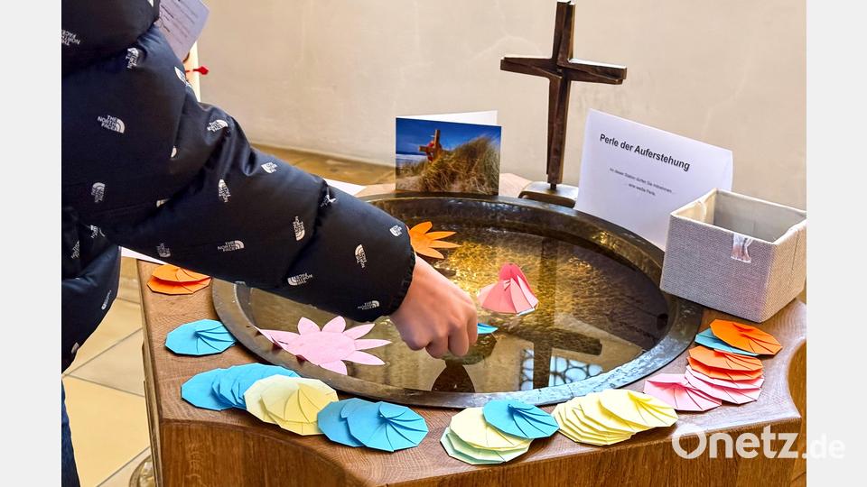 Die "Perle der Auferstehung": Hier durften Besucherinnen und Besucher ein wie eine Blüte gefaltetes Blatt in die mit Wasser gefüllte Schale legen und fasziniert dabei zusehen, wie sich die Blüte entfaltet. Bild: Peter Ringeisen