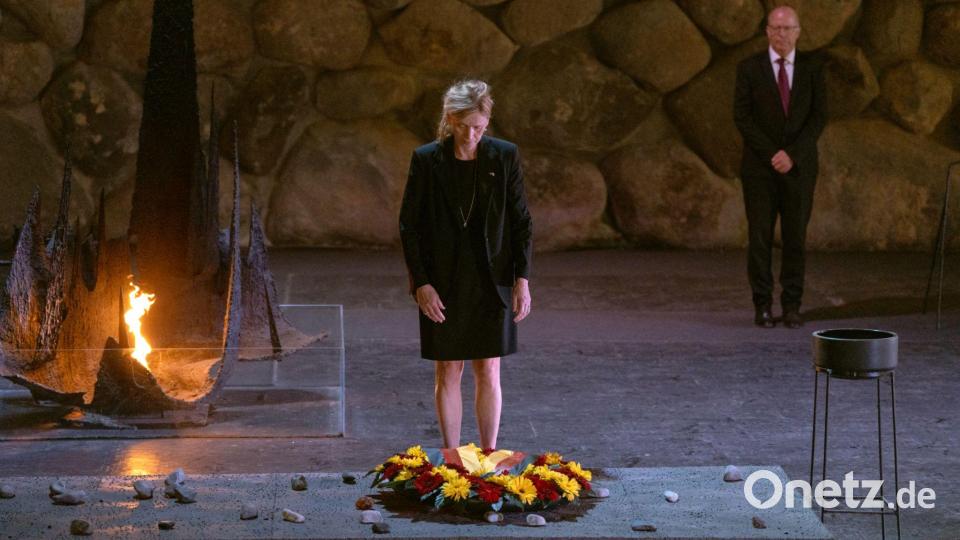 Karin Prien in Jad Vashem Bild: Ilia Yefimovich/dpa