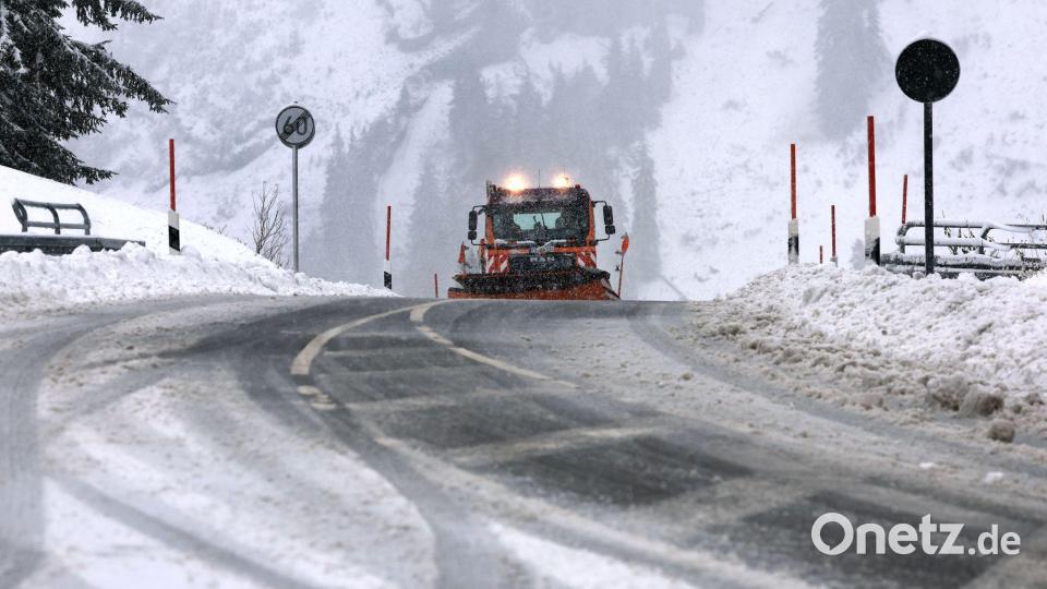 Ein Räumfahrzeug des Winterdienstes fährt auf dem Riedbergpass im Schneetreiben. Bild: Karl-Josef Hildenbrand/dpa