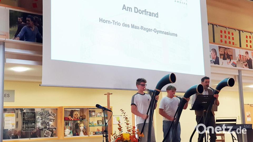 Das Horn-Trio des Max-Reger-Gymnasiums sorgte mit seiner musikalischen Gestaltung für eine feierliche Atmosphäre. Bild: Claudia Wittmann Staatl. Fachoberschule