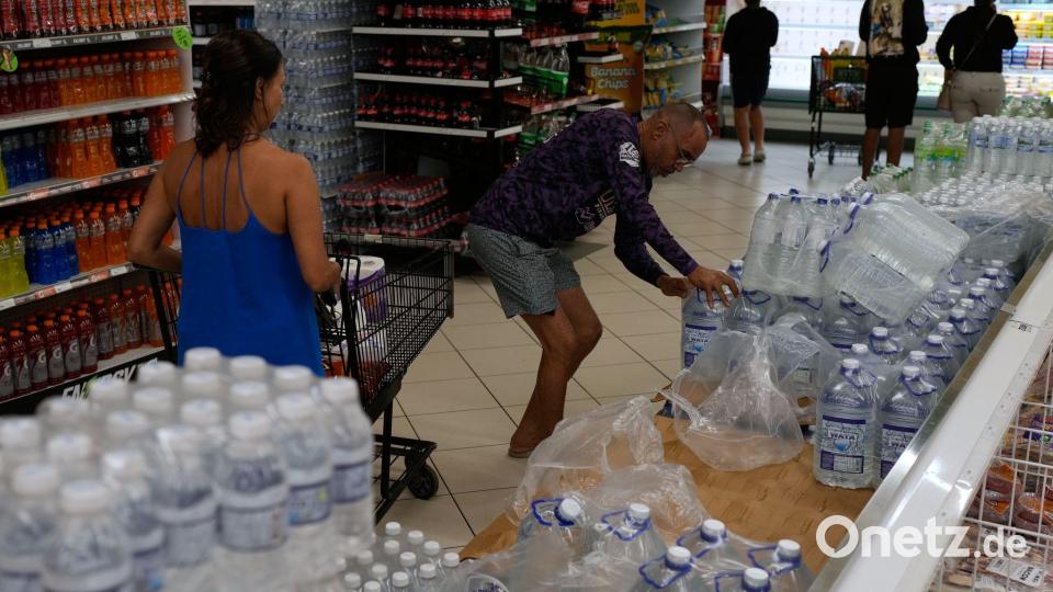 In Erwartung des Hurrikans kauften Menschen Wasser und Lebensmittel, um für den schlimmsten Fall vorbereitet zu sein. Bild: Matias Delacroix/AP/dpa