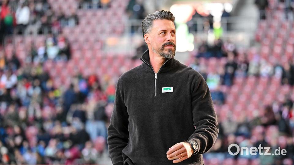 Augsburg Trainer Sandro Wagner will im Pokal wieder Grund zur Freude haben. Bild: Harry Langer/dpa