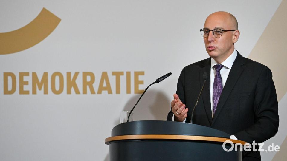 Für Sinan Selen war es gleichzeitig seine Antrittsrede als Präsident des Bundesamts für Verfassungsschutz. Bild: Soeren Stache/dpa