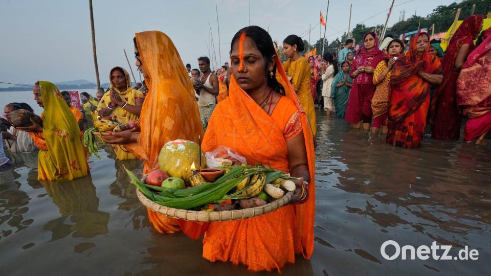 Indische Hindu-Anhänger führen während des Chhath Puja-Festes Rituale im Fluss Brahmaputra durch. Bild: Anupam Nath/AP/dpa