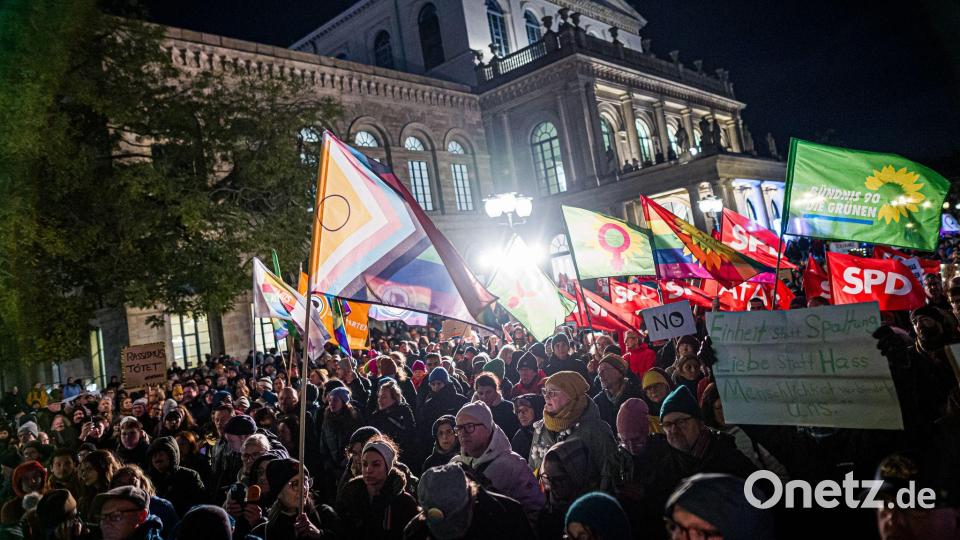 Zahlreiche Menschen nehmen an einer Kundgebung auf dem Opernplatz in Hannover teil. Bild: Moritz Frankenberg/dpa