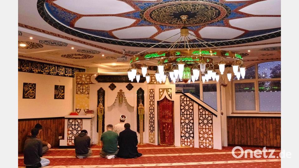 Die freundlich empfangenen Gäste durften beim Abendgebet der muslimischen Gläubigen zusehen und zuhören, wie in arabischer Sprache Allah gepriesen wurde. Bild: Peter Ringeisen