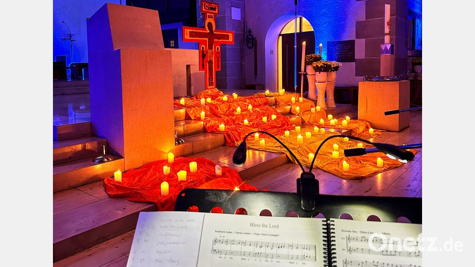 In der stimmungsvoll erleuchteten Dreifaltigkeitskirche gab es ein Taizé-Gebet mit Gesang und Instrumentalensemble mitzuerleben und mitzufeiern. Bild: Christian Farnbauer