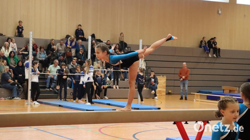 Eine Turnerin des TV Sulzbach-Rosenberg zeigt ihr Können am Schwebebalken. Bild: Julia Ritter