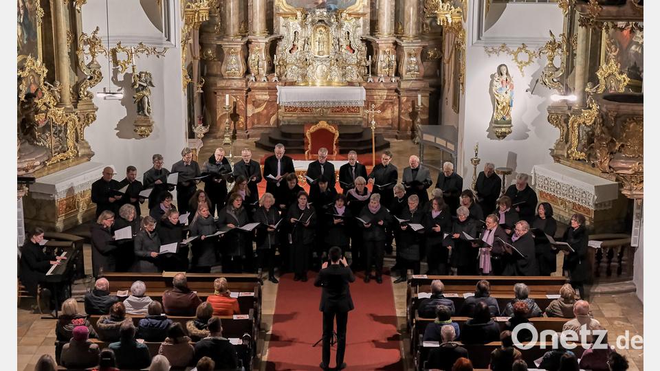 Unter dem Motto "Klangspuren des Glaubens" konzertierten der Evangelische Singkreis Bad Abbach und der Kirchenchor Wutschdorf unter der Leitung von Nicole Specker und Lukas Schöpf im Wechsel - die schöne Klangfülle sorgte für eine aufmerksame Atmosphäre. Bild: Peter Ringeisen