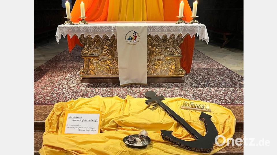 Zur "Andacht mit besinnlichen Texten und Liedern", von Kaplan Johannes Spindler gehalten, war die Pfarrkirche St. Georg besonders geschmückt - hier im Bild der Anker als Symbol des unerschütterlichen Halts, der Hoffnung gibt. Bild: Stephan Weiß
