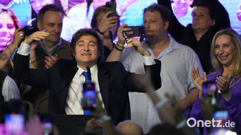 Der Jubel nach dem Sieg: Die Partei von Argentiniens Präsidenten Milei konnte bei der Kongresswahl zahlreiche Mandate hinzugewinnen. Bild: Rodrigo Abd/AP/dpa