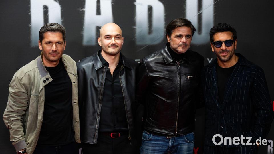 Die Köpfe hinter der Doku (links nach rechts): Pacco-Luca Nitsche, Sinan Sevinç, Juan Moreno und Elyas M'Barek. (Archivbild) Bild: Christophe Gateau/dpa