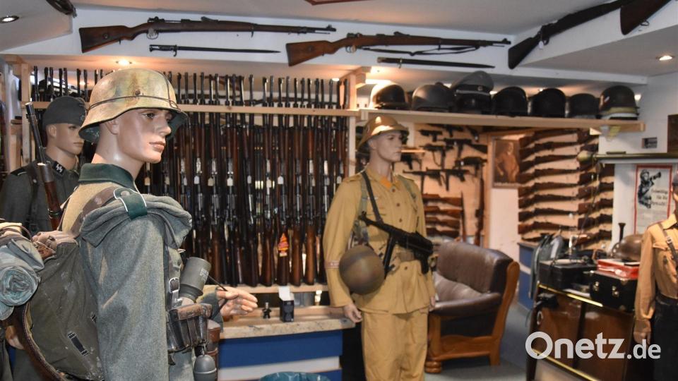 Unzählige Weltkriegswaffen, Wehrmachtsuniformen und auch aktuellere Kriegswaffen fanden die Beamten im Keller eines Hauptbeschuldigten. Bild: --/Polizei Wuppertal/dpa