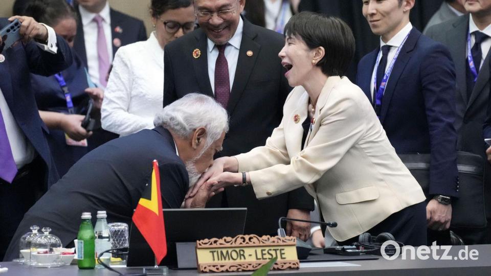 Die japanische Premierministerin Sanae Takaichi unterhält sich mit dem Premierminister von Osttimor, Xanana Gusmao, während eines Gipfeltreffens zwischen Japan und dem Verband Südostasiatischer Nationen in Kuala Lumpur. Bild: uncredited/Kyodo/dpa