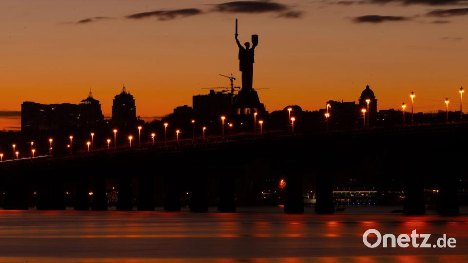Das ukrainische Mutterland-Denkmal in Kiew ist bei Sonnenuntergang zu sehen. Bild: Julia Demaree Nikhinson/AP/dpa