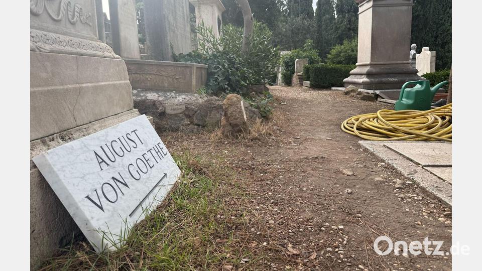 Ein Hinweisschild - mit dem Vornamen - zeigt nun den Weg zum Grab von Goethes Sohn. Bild: Christoph Sator/dpa