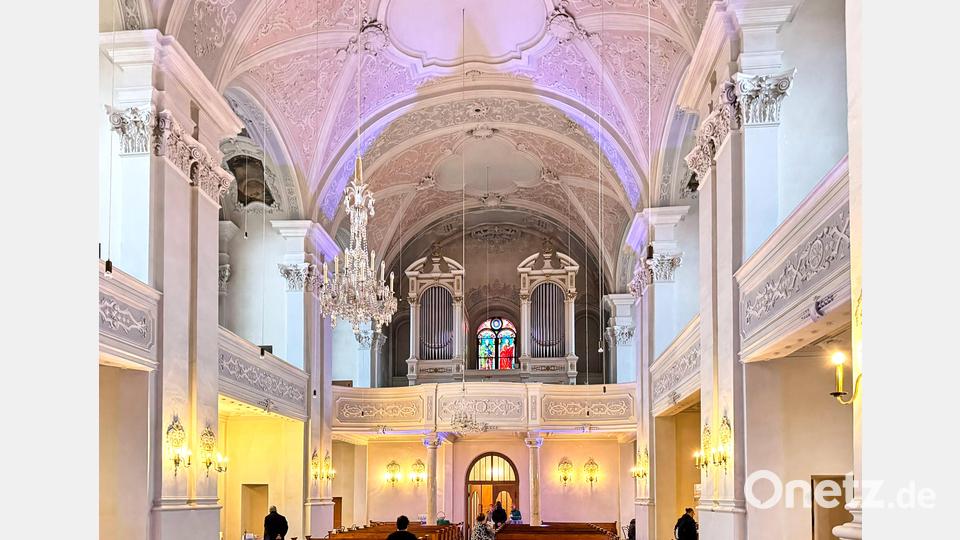 In den Nischen der strahlend weißen Paulanerkirche waren die Stationen zu den "Perlen des Glaubens" aufgebaut. Bild: Peter Ringeisen