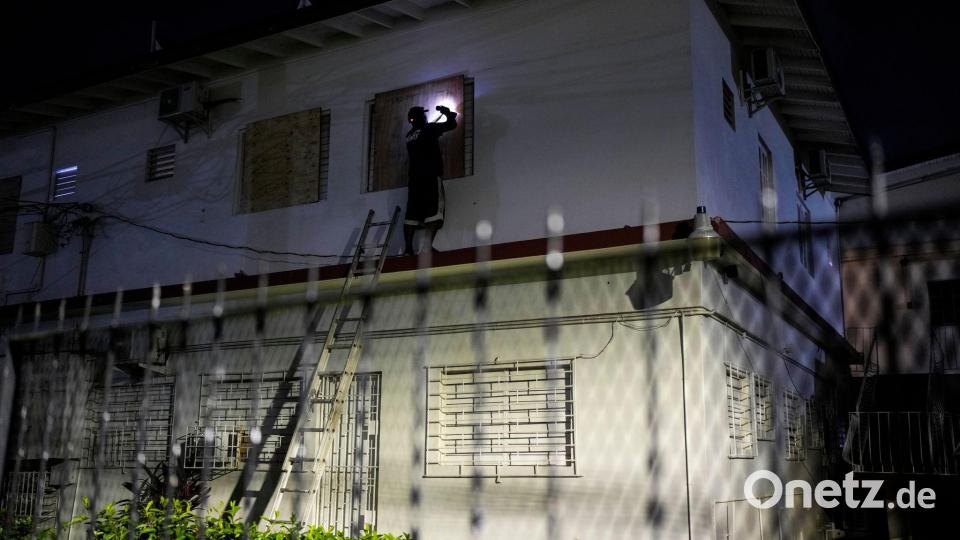 Die Menschen auf der Karibikinsel bereiten sich auf zerstörerische Winde und Überschwemmungen vor. Bild: Matias Delacroix/AP/dpa