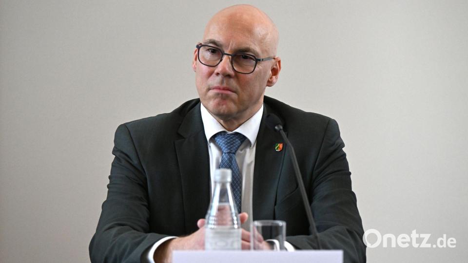 Mit den Waffen hätten Kriminelle verheerende Verbrechen verüben können, sagt Oberstaatsanwalt Wolf-Tilman Baumert. Bild: Federico Gambarini/dpa