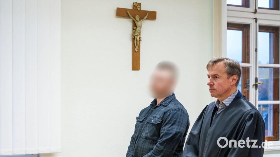 Der Angeklagte (l.) äußerte sich nicht persönlich zu den Vorwürfen. Bild: Andreas Arnold/dpa