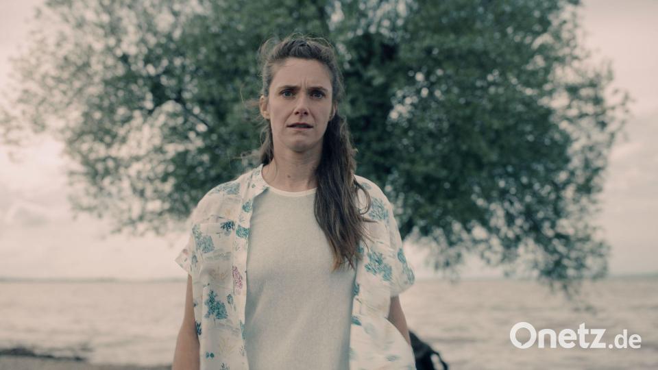 Szenenbild: Die Spuren führen die Ermittler zur Gärtnerei von Saskia Prixner (Miriam Stein). Bild: Lukas Gnaiger/ZDF/dpa