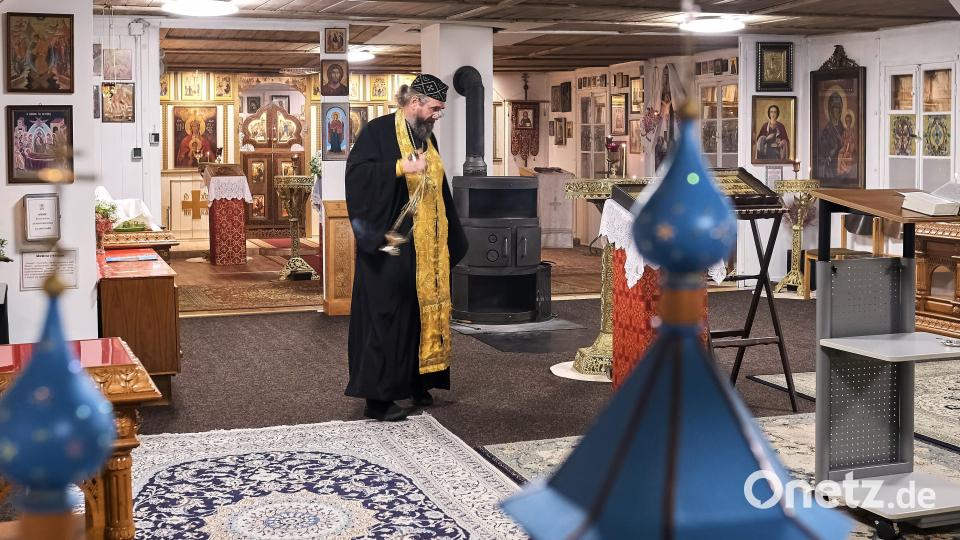 In der reich mit Ikonen geschmückten Kirche der Heiligen Peter und Paul reinigt der Priester den Altarbereich mit Weihrauch. Bild: Peter Ringeisen